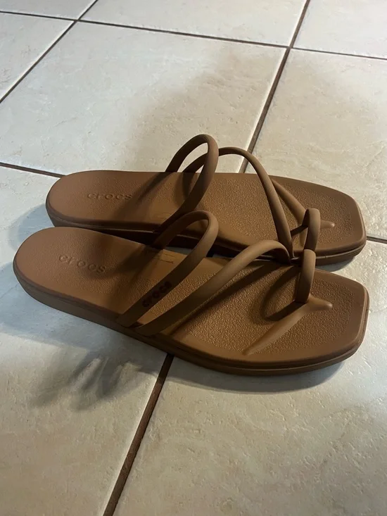 CROCS Women's Miami Strappy Toe-Ring Sandal in Milk Chocolate - Picture 5 of 7